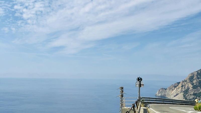 Strada panoramica sul mare con cielo azzurro