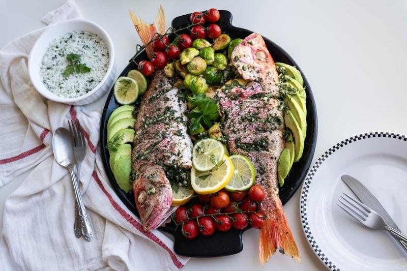 Piatto di pesce fresco con pomodorini e limone